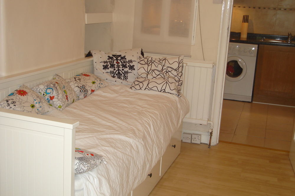 Lovely Garden Apartment In Wimbledon Town Centre With Private Parking By Wimbledon Holiday Lets Лондон Екстер'єр фото