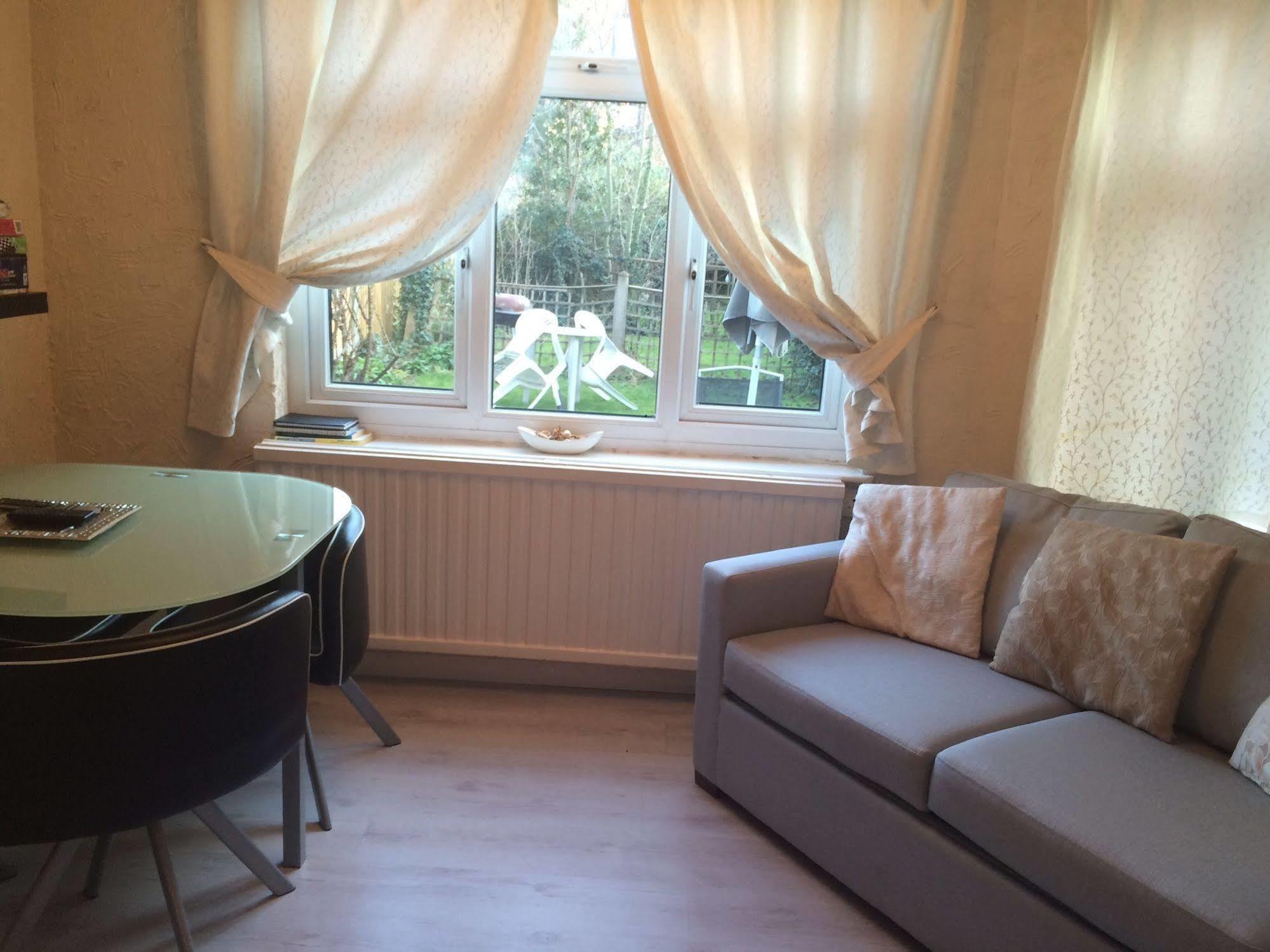 Lovely Garden Apartment In Wimbledon Town Centre With Private Parking By Wimbledon Holiday Lets Лондон Екстер'єр фото