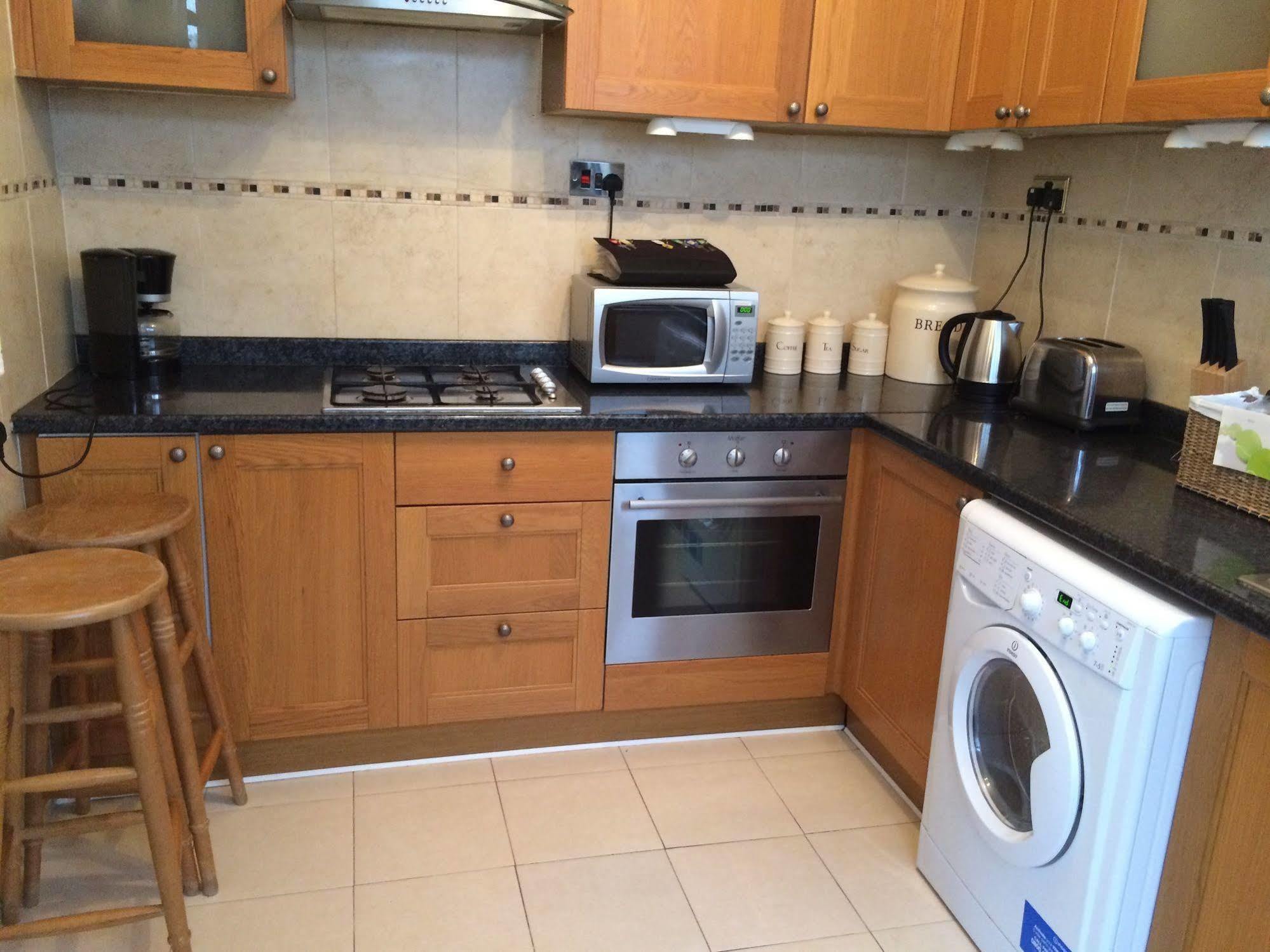 Lovely Garden Apartment In Wimbledon Town Centre With Private Parking By Wimbledon Holiday Lets Лондон Екстер'єр фото